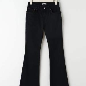 Svarta jeans från gina tricot. Köpta för 500kr men säljer för 150kr för de kommer inte till mycket användning. 💕
