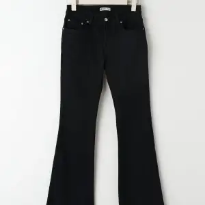 Svarta jeans från gina tricot. Köpta för 500kr men säljer för 150kr för de kommer inte till mycket användning. 💕