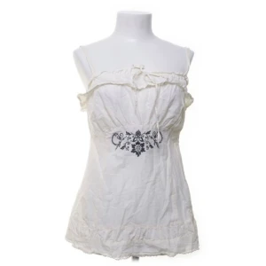 Vitt odd Molly linne🤍 - Superfint odd molly linne som jag köpt på vinted. Superfint skick utan defekter. Storlek S men skulle säga ett den passar M åxå. ❤️❤️ (obs, första 2 bilderna är lånade)