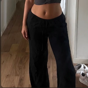 Lågmidjade linnebyxor h&m - Jätte fina svarta Lågmidjade linnebyxor i storlek S. Jag är 178 och dem e lite korta på mig se andra bilden. Använda 2 gånger typ så dem är i ny skick! 💕💕(pris kan diskuteras)💕