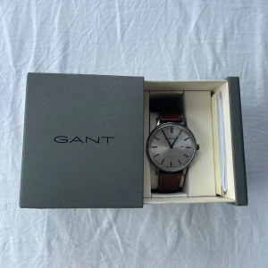 GANT KLOCKA - Använt 2-3 gånger, silver urtavla med brunt armband. (Batteriet behöver bytas) PRIS GÅR ATT DISKUTERA! 