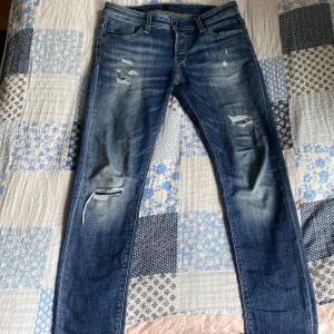 Jack and Jones - Säljer nu mina Jack and Jones jeans pågrund av att jag växt ur dem. Det är en slim/gleen model. Ett väldigt snyggt plagg om du är ute efter Stockholm stil, lanidback. Nypris 900 kr//hör av er vid frågor😃