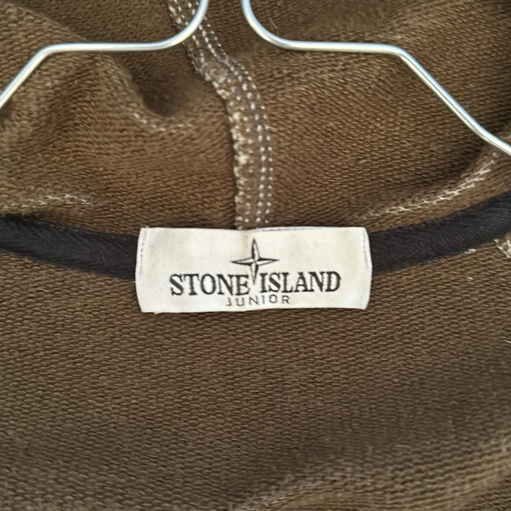 Säljer nu denna feta Vit/gråa stone island hoodien i storleken 
