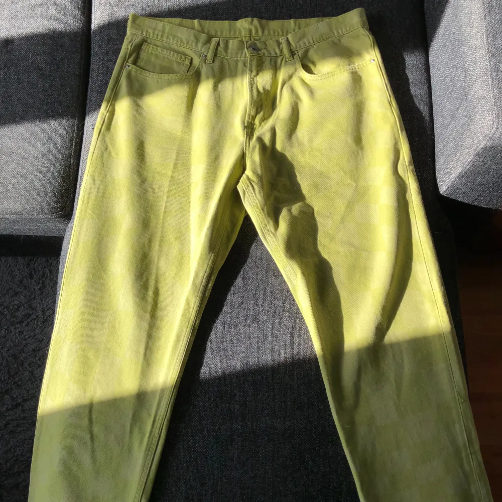 Unika gröna jeans från Carlings🙌 I nyskick. Endast använda en gång. Inte riktigt min grej. Nypris 349. Har ett lätt rutigt mönster. Loose fit. Xl men sitter som L.. Jeans & Byxor.