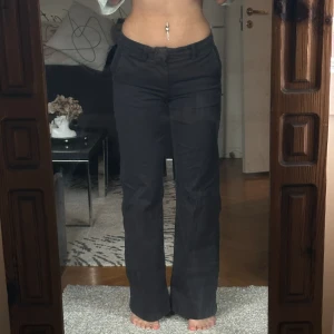 Svarta kostymbyxor  - Lågmidjade kostym/chinos från gina 🩷 Midja: 34  Innerbenslängd: 80