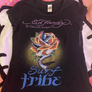 Ed Hardy T-shirt! - Jättefin Ed Hardy T-shirt i bra skick. Storlek S men sitter lite löst, skriv för fler bilder!💕