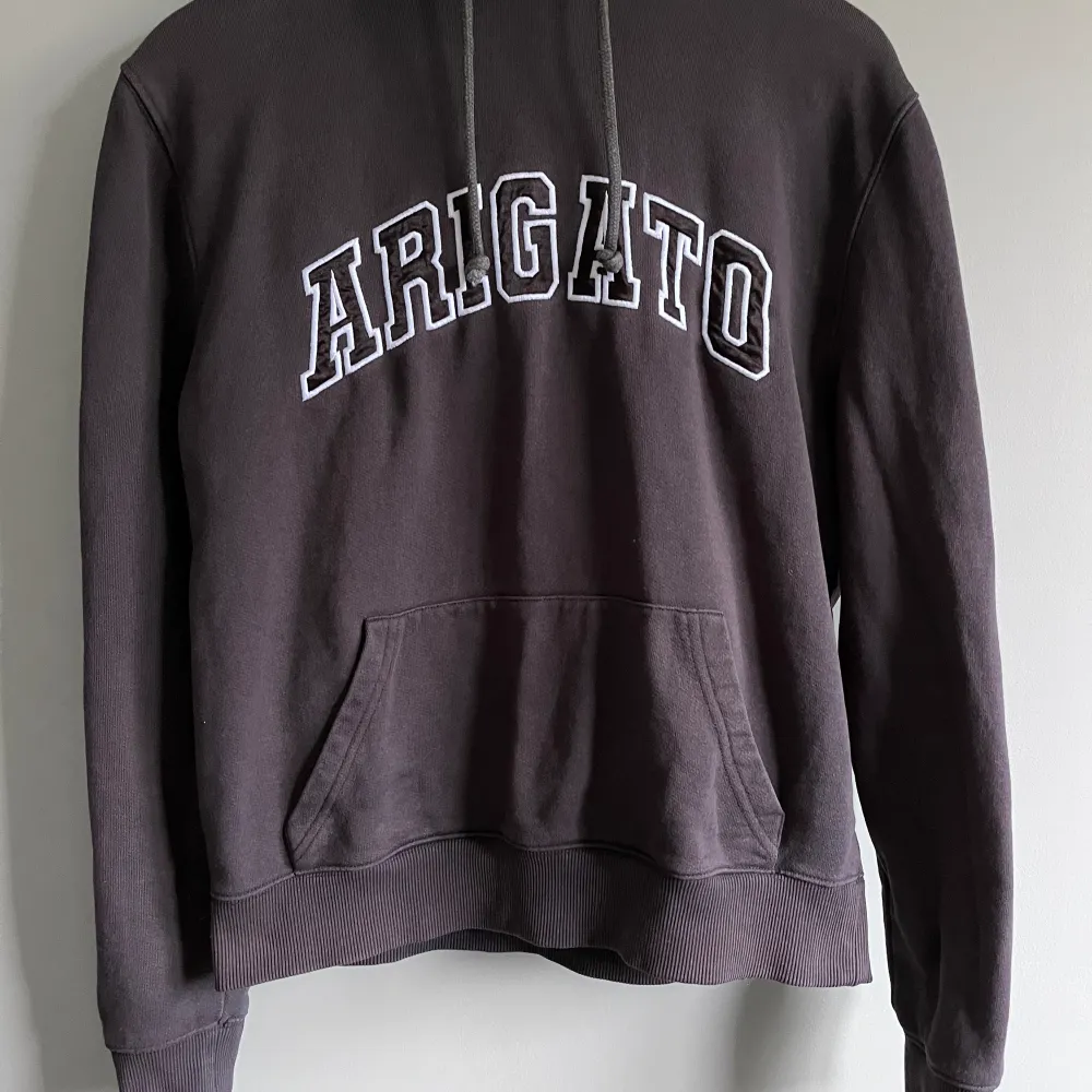 Axel arigato hoodie sparsamt använd för inte riktigt passar min stil och börjar bli liten. Ny pris 1600kr. Hoodies.