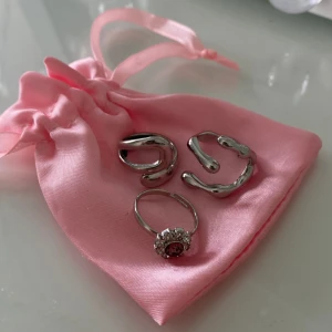 Ringar - Den till höger 50 kr (Köpt från olympia rings)🩷. Den till vänster 10 kr (köpt på loppis), och den med stenen 10 kr 💖.  Postar inte de för 10 kr en och en❗️
