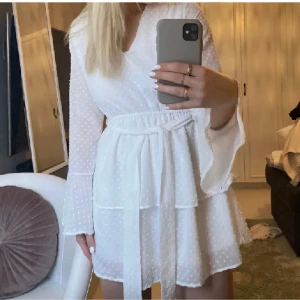 Vit klänning  - Vit klänning från madlady storlek XS, endast använd en gång!💖