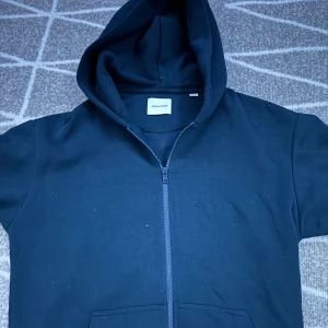 Jack&Jones zip hoodie - Jack&Jones zip hoodie, använd fåtal gånger, bra skick, storlek S men passar i M, pris kan diskuteras