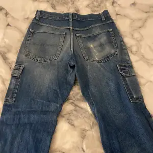 Snygga baggy jeans från only med fickor på sidorna, fint skick, storlek 33! 💙 Skriv vid frågor osv! 