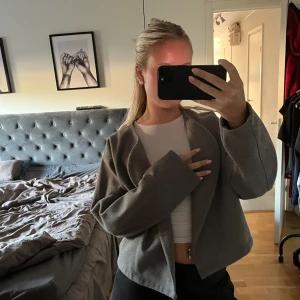 Kappa - Super fin grå kort kappa från Gina tricot 🌸 perfekt till våren och tidig höst 🍂 använd ett fåtal gånger och är i storlek s