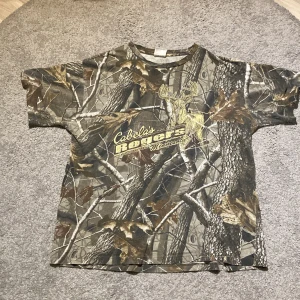 Real Tree T-shirt  - Real tree T-shirt i bra skick i storlek L. Fråga gärna om det finns något du undrar över. Går bra att använda köp nu!