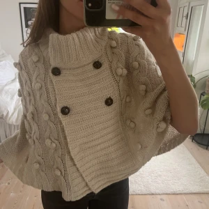  Stickad poncho!! - JÄTTEsnygg stickad poncho!! Jätte trendig att ha i höst🤩 