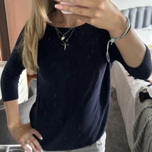 Svart långärmad tröja - En enkel och stilren mörkblå trekvartsärmad tröja. Tröjan har en rund halsringning och är tillverkad i ett mjukt och bekvämt material.