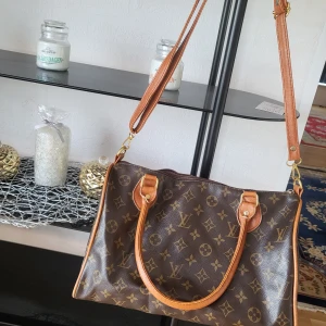 Fin väska.  - Fin väska är i gott skick. Ena handtagen är borta, då den fastanade för måmga år sedan i en karusell när jag hade med den, men går att anvönda lika bra ,man kan även få bort handtagen permanet så det bara blir en axelbands väska som man kan lämna in.