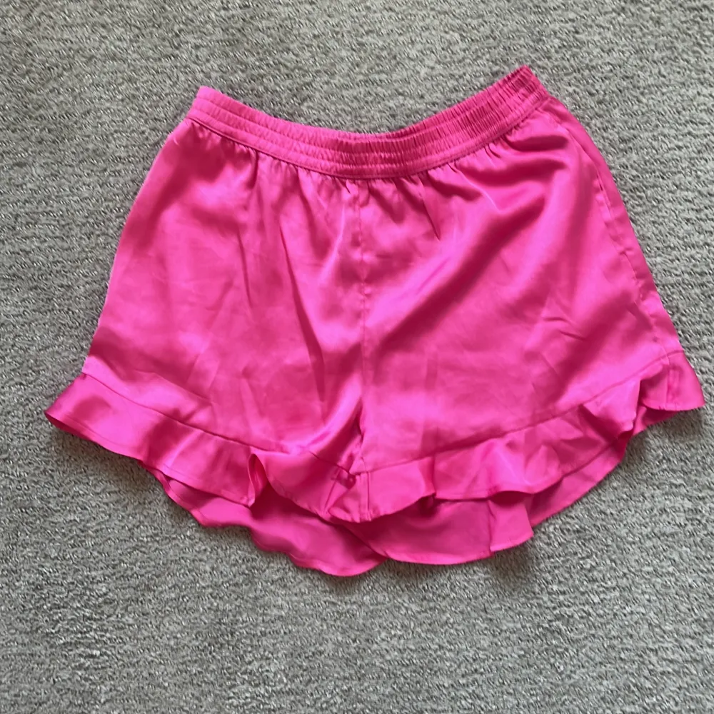 Säljer dessa jättesnygga rosa silkesshorts ifrån Lindex😍. Använd 1-2 gånger. Är i väldigt bra skick. Storlek 158.. Shorts.