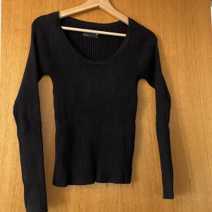 Långärmad tröja med djup ringning - En superfina tröja som tyvärr inte passar mig så bra. Skönt material, djupare halsringning och lite längre i modellen.  Använd knappt en gång.