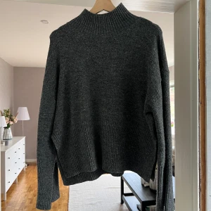 Polo tröja - Grå polotröja från Gina. Slits på sidorna. 