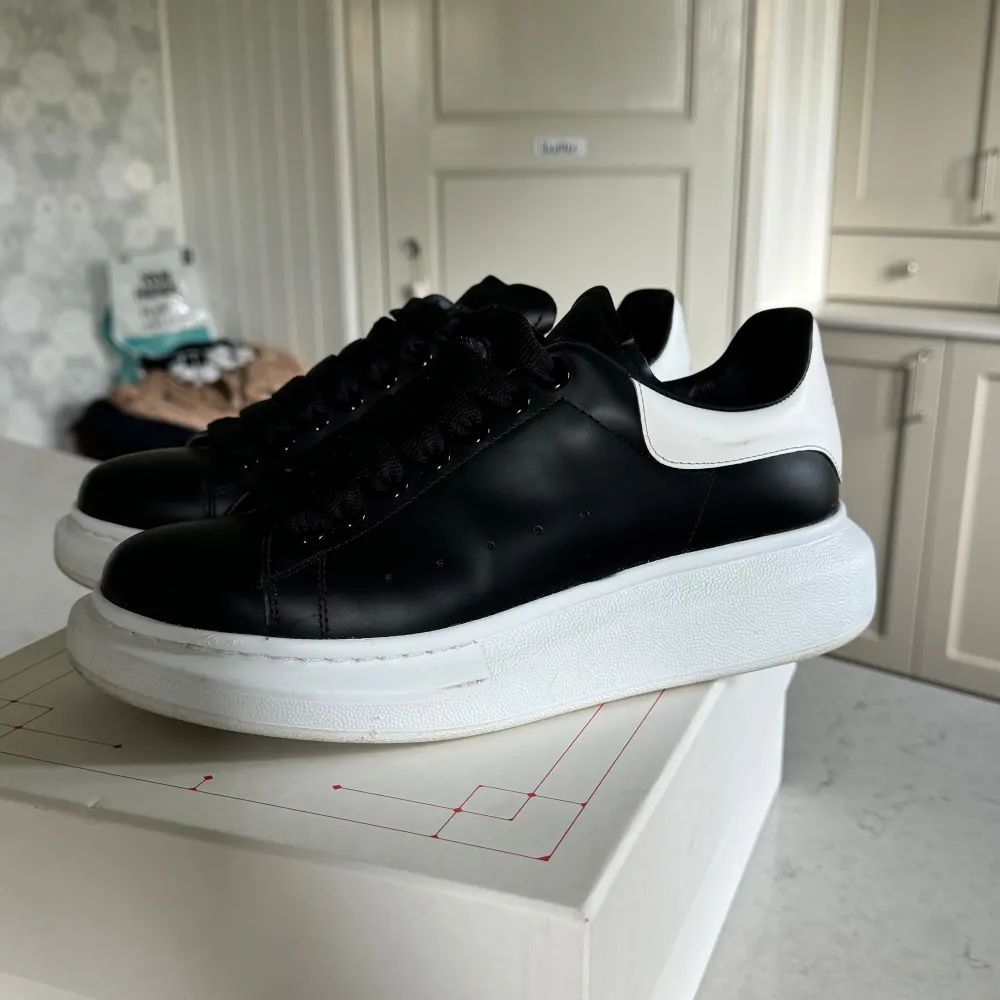 Alexander Mqueen sneakers i fint skick. Använda fåtal gånger. Unisex. Köpta för 5900. Kvitto och låda finns.. Skor.