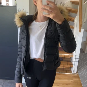 Jacka  - Säger nu min rockandblue jacka pågrund av att den tyvärr inte används längre. Pälsen på luvan går att ta bort, den är i jätte fint skick inga difekter. Jackan är i storlek 34. Pris går att diskuteras 🩷skriv för fler bilder 