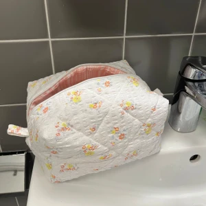 Necessär - Stor egensydd necessär, perfekt att ha när du reser bort i sommar. ☀️🌸🌿  Måtten är cirka:  Höjd: 14cm Längd: 24cm Bredd: 20cm