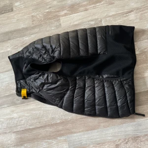 Parajumper väst  - Säljer denna då den är för liten. Väldigt fint skick. Inga defekter. Passar bra.  Nypris 2500kr