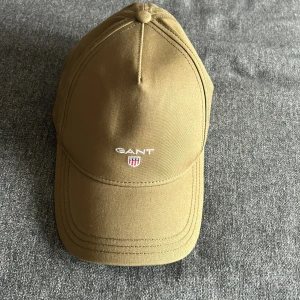 Gant keps - Bra skick aldrig använd. Grön gant keps storlek L/XL