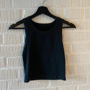 Svart crop topp - Svart topp från Brandy Melville Bra skick🌸 Köparen står för frakten 📦