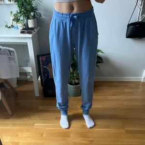 Mjukisbyxor  - Blåa mjukisbyxor från OTP som aldrig blivit använda. 