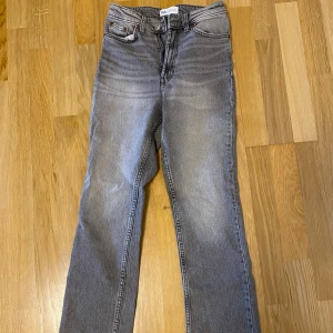 Grå jeans - Grå raka jeans från Zara Helt oanvända! 🌸 Köparen står för frakten📦
