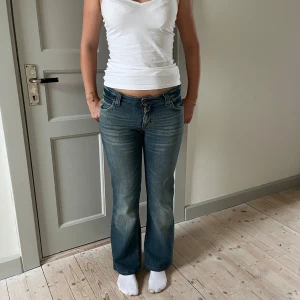 Lågmidjade jeans - Midjemått(rätt över): 36 cm Innerbenslängd: 72 cm Modellen är: 168 cm  Skriv om ni har några frågor💗//Perfectjeans 