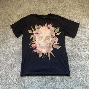 Pull & Bear t-shirt svart med motiv - Svart t-shirt från Pull & Bear med motiv av skalle i storlek S. Skriv för ytterligare frågor.