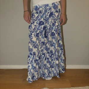 Långkjol - Populär super snygg lång kjol från kapphal. Säljer då jag inte får någon användning för den. 