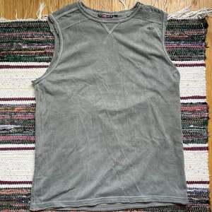 O’Neill linne/tanktop - Fett linne, små hål/rivmärken runt kragen men ingenting som riskerar att plagget tar skada, enligt mig blir det bara snyggare av det.