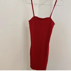Bodycon klänning - Röd kort bodycon klänning från Amisu (New yorker) Fint skick🤍