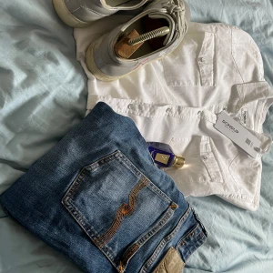 Dondup skjorta  - STEAL! En dondup skjorta perfekt inför sommaren | nypris 3799kr | slim fit | säljer den för att den är för stor | som ny, aldrig haft på mig den utomhus | väldigt luftigt perfekt för den varma sommaren | kom för minsta lilla fråga 