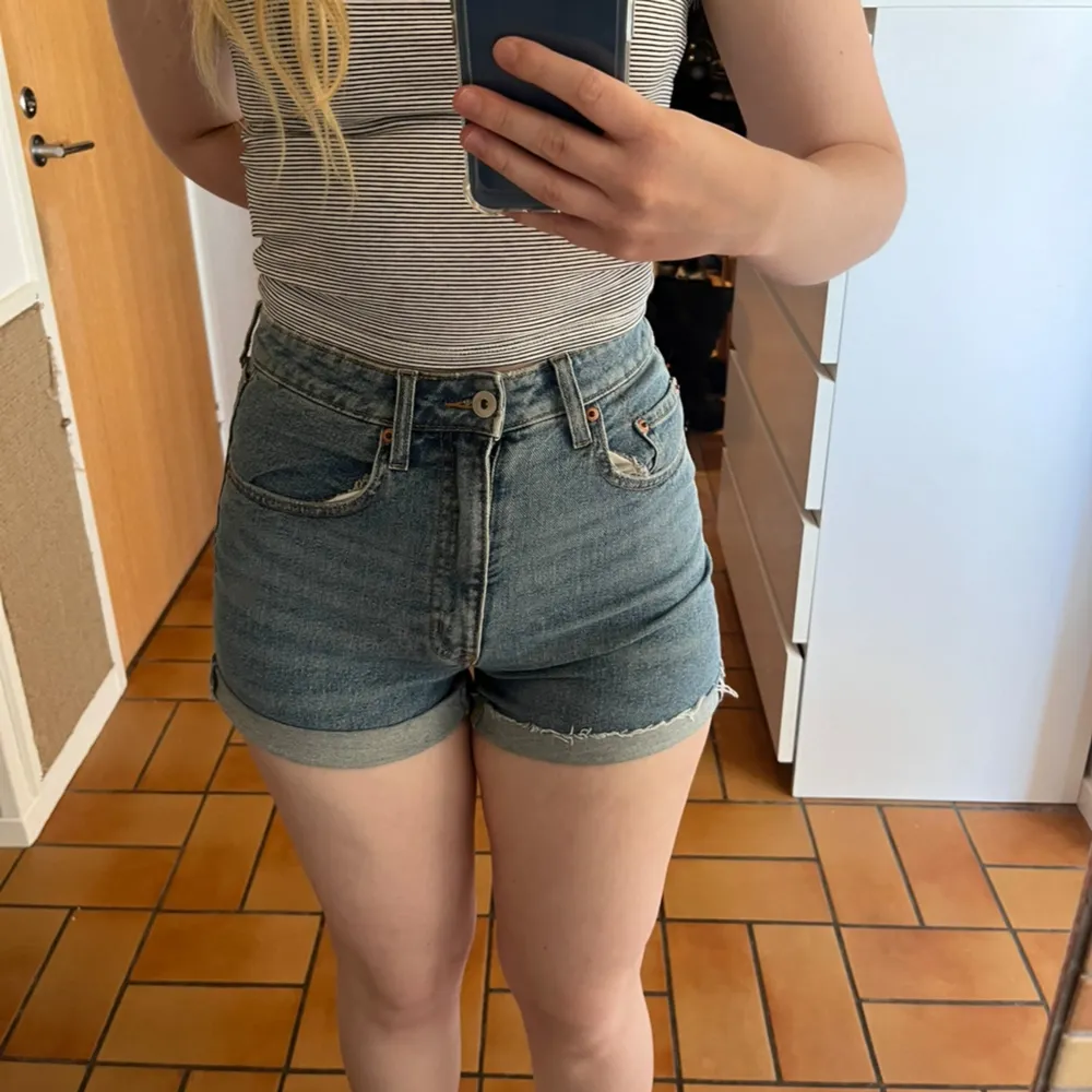  Högmidjade jeansshorts från H&M  Lite styvare jeansmaterial men har lite lite stretch i sig Missfärgad storlekslapp annars fina. Shorts.