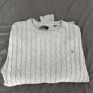 Stickad tröja - Hej, säljer denna gråa gant tröja då jag inte använder den. Skicket är 8/10. Storlek M.