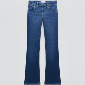 Lågmidjade Zara jeans - Säljer dessa blå bootcut jeansen från Zara i storlek 34, säljer då dom inte kommer till användning, Jättebra skick och inga defekter💕