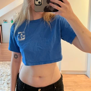 Kort blå tröja - En blå kort t-shirt från H&M i storlek XS💕