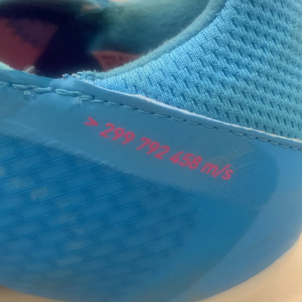 Adidas fotbollsskor använda en gång . Som nya se bilder på modell. Skor.