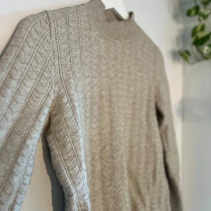 Beige tröja - Fin mysig tröja i bra kvalite🩷 Cremefärgad Mini turtleneck Inga defekter