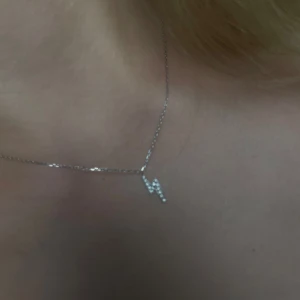 Edblad Blixt Halsband - jätte fint halsband från edblad!! ordinarie pris 299kr, säljer för 90kr. helt oanvänt förutom nu vid bild. 🩷