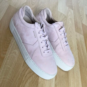 Axel Arigato skor 39 - Axel Arigato skor  Storlek: 39 Färg: Rosa Bra skick, något skavd på ovansidan men det blir lätt så då det är ”sammet”. Använd kanske 3 gånger, se undersidan av sko. 