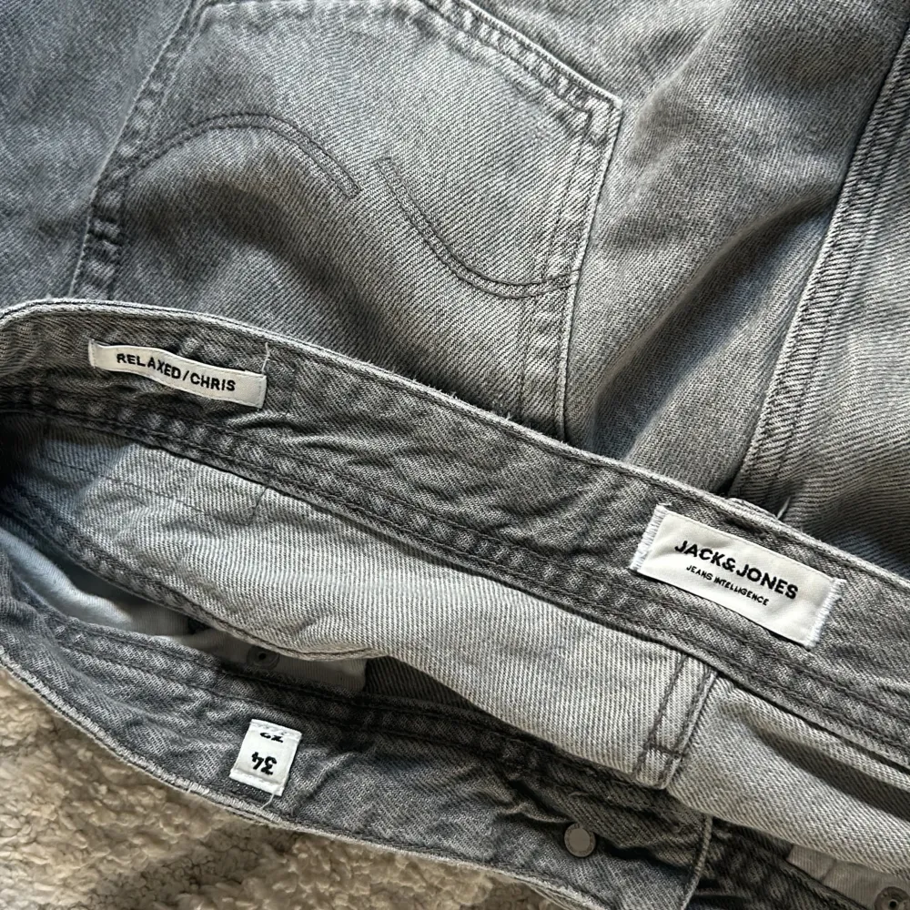 Jeans från jack & jones. Köpta i januari. Hyfsat skick, lite slitna i benen för de har varit lite långa för mig. Säljer då de ej passar längre Nypris: 599kr. Jeans & Byxor.