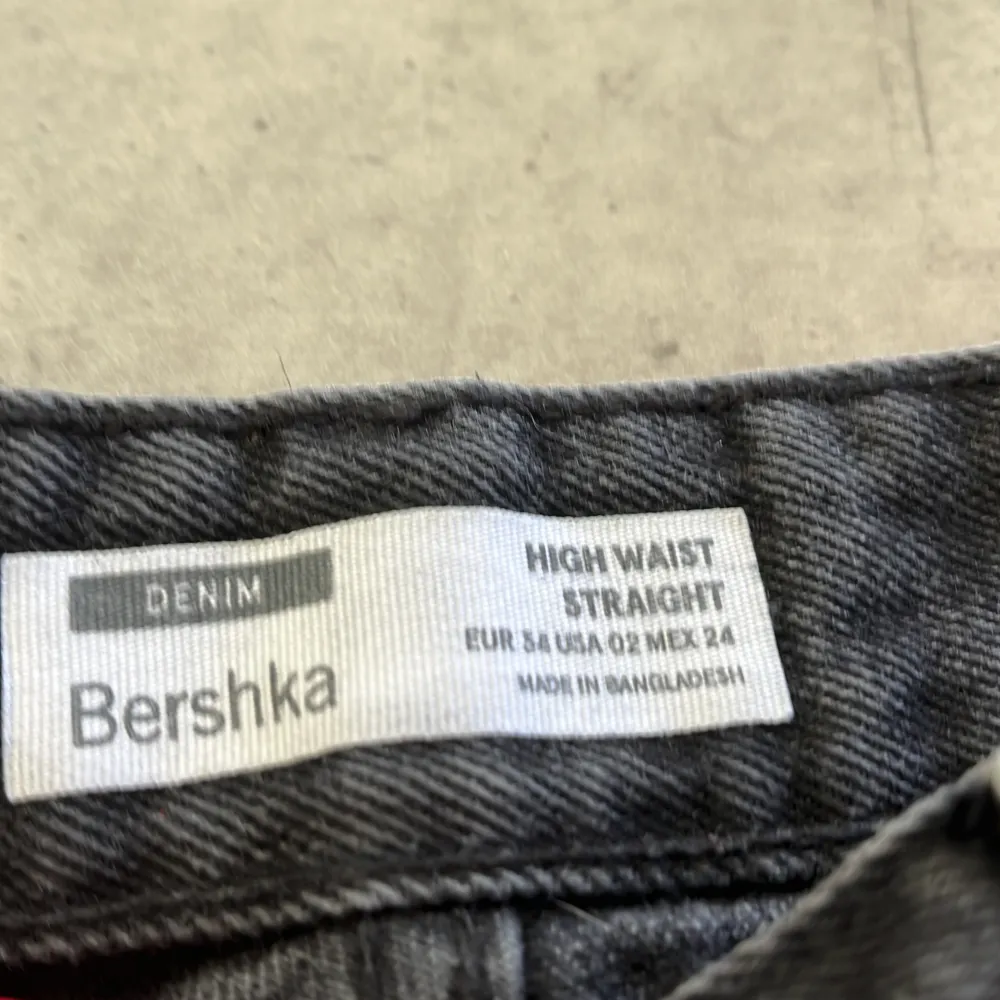 Ett par svarta jeans från bershka skulle inte säga att dom är jätte högmidjade dom sitter typ vid naveln dom är lite slitna längst ner annars bra skick säljer för 100:- passar mig i längden som är 170. Jeans & Byxor.