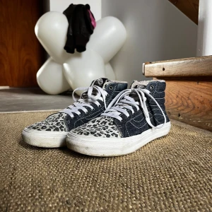 Leopard Vans - Vans i leopard och jeans tyg. I använt men ändå fint skick💛