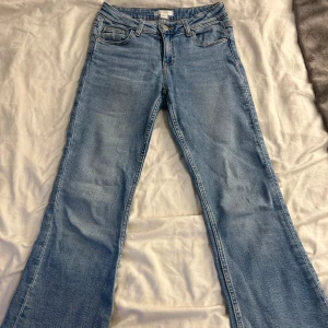 Lågmidjade Jeans (Gina tricot) - Söta blåa Lågmidjade Jeans från Gina tricot (Gina young) i storlek 146. Trendiga jeans 