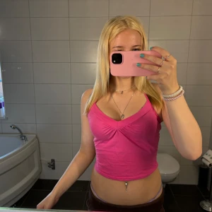 Linne - Supergulligt rosa linne med knyt runt halsen nästan aldrig använd